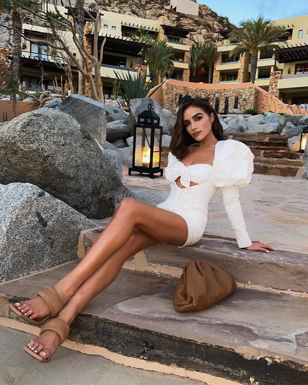 Hoa hậu bị yêu cầu mặc thêm áo khi lên máy bay khoe ngực đầy - Hình 7 Hoa hau bi yeu cau mac them ao khi len may bay khoe nguc day-Hinh-7