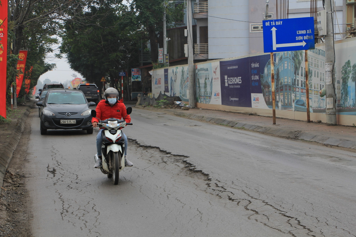 Ghi nhận của PV Báo Tri thức và Cuộc sống, chiều 11/1/2022, trên tuyến đường Sơn Đồng - Song Phương dài 2 km nhưng có đến vị trí sụt lún, nứt toác kéo dài. Vị trí mặt đường hư hỏng nặng nhất là trước cổng trường THCS Nguyễn Văn Huyên và dự án Sơn Đồng Center.
