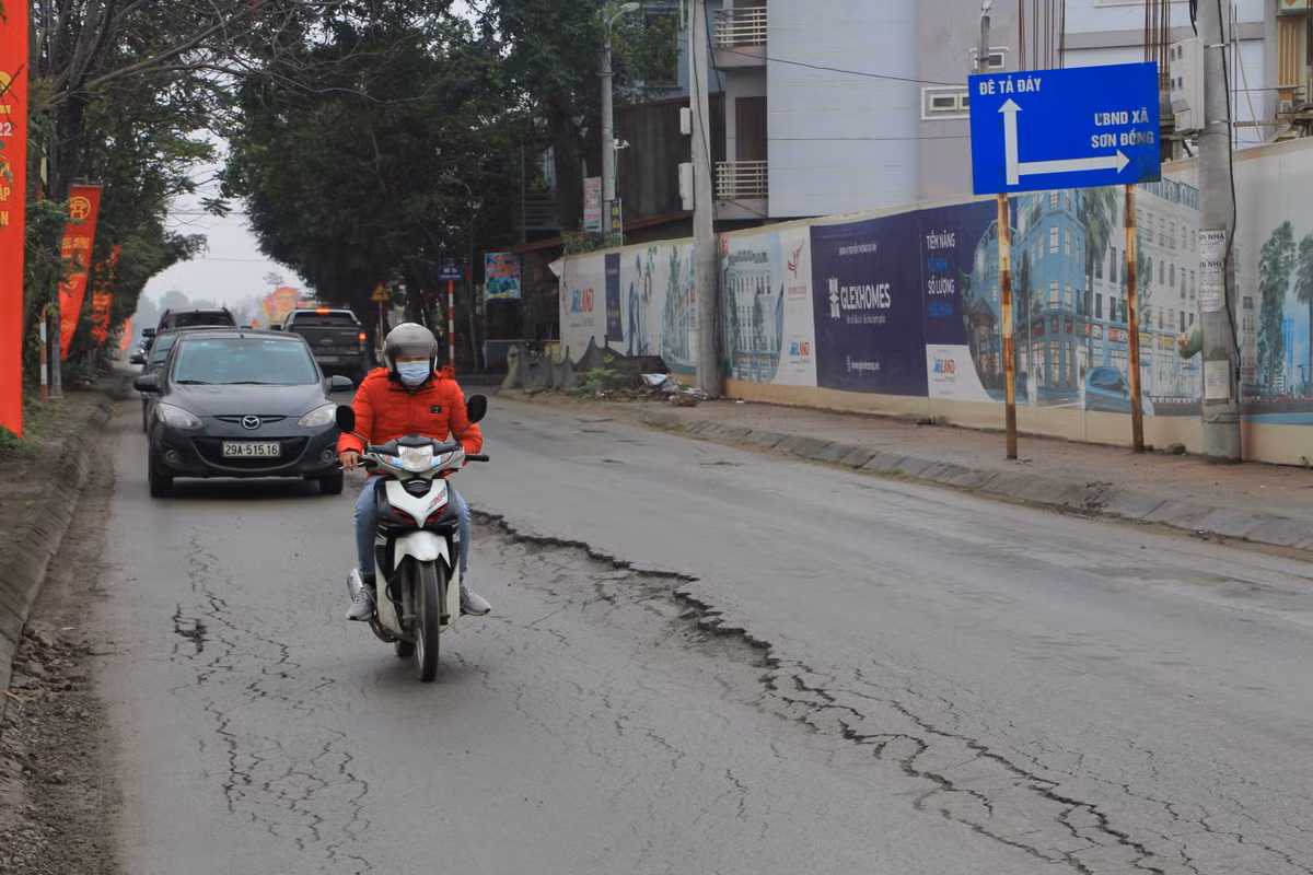 Ghi nhận của PV Báo Tri thức và Cuộc sống, chiều 11/1/2022, trên tuyến đường Sơn Đồng - Song Phương dài 2 km nhưng có đến vị trí sụt lún, nứt toác kéo dài. Vị trí mặt đường hư hỏng nặng nhất là trước cổng trường THCS Nguyễn Văn Huyên và dự án Sơn Đồng Center.