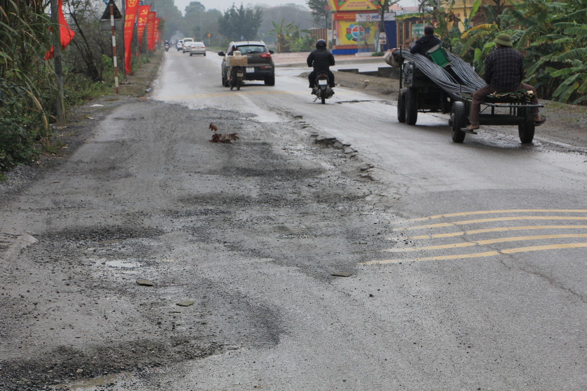 Như vậy, sắp tới tuyến đường Sơn Đồng - Song Phương dài 2km sẽ tiếp tục được "đổ tiền tỷ" để sửa chữa, nâng cấp. Liệu rằng, lần này tuyến đường có được thi công với chất lượng thực sự hay lại "đào lên lấp xuống"?. Báo Tri thức và Cuộc sống sẽ tiếp tục thông tin.