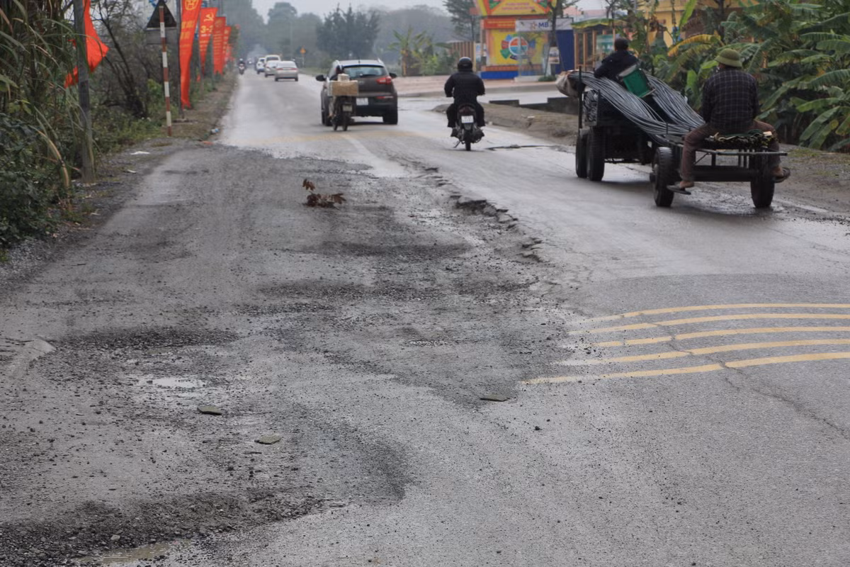 Như vậy, sắp tới tuyến đường Sơn Đồng - Song Phương dài 2km sẽ tiếp tục được "đổ tiền tỷ" để sửa chữa, nâng cấp. Liệu rằng, lần này tuyến đường có được thi công với chất lượng thực sự hay lại "đào lên lấp xuống"?. Báo Tri thức và Cuộc sống sẽ tiếp tục thông tin.