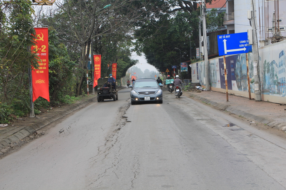 Các phương tiện buộc phải "từ bỏ" làn xe bị sụt lún, đứt gãy để lấn làn, đi ngược chiều gây tiềm ẩn nguy cơ TNGT.