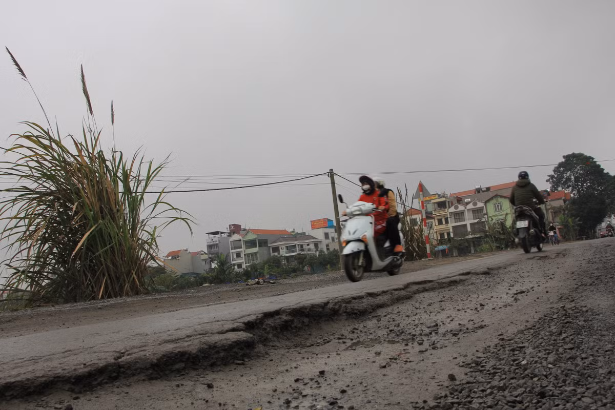 Tình trạng "đào lên lấp xuống" theo kiểu chắp vá nhiều lần và nhiều năm tại tuyến đường chỉ có chiều dài 2km với chi phí hàng tỷ đồng đặt ra nghi vấn về chất lượng, số lượng vật tư, năng lực yếu kém của chủ đầu tư và nhà thầu. Đặc biệt, nghi vấn về việc cố tình gây lãng phí tiền của Nhà nước.