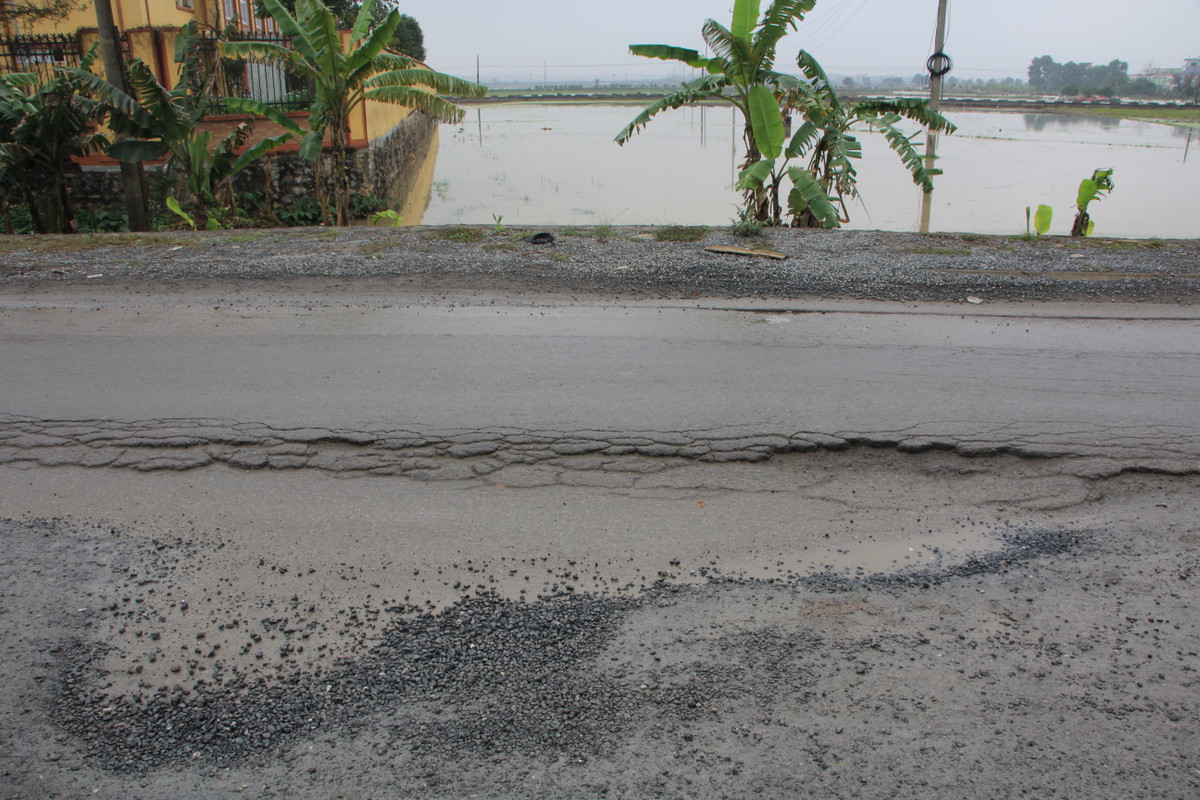 Sau khi nhận phản ánh của Báo Tri thức và Cuộc sống về tình trạng sụt lún cua tuyến đường Sơn Đồng - Song Phương, sáng 14/2, đại diện Ban Quản lý DA Đầu tư xây dựng làm chủ đầu tư huyện Hoài Đức cho biết đã huy động máy móc để vá đường.