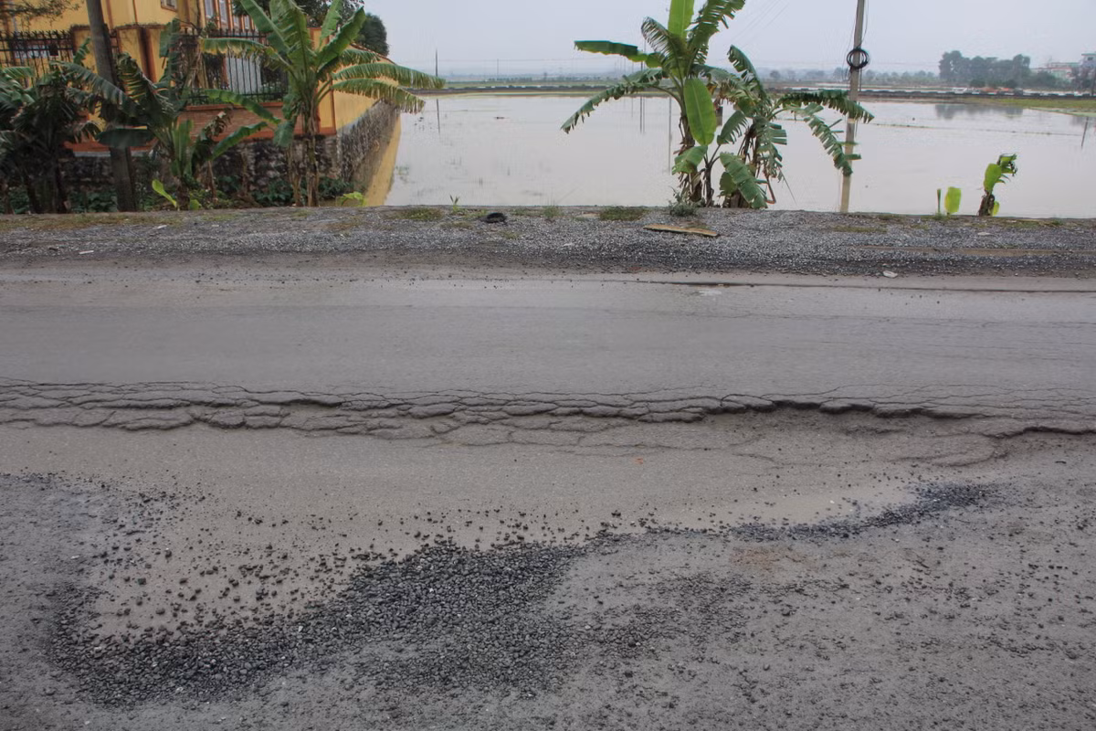 Sau khi nhận phản ánh của Báo Tri thức và Cuộc sống về tình trạng sụt lún cua tuyến đường Sơn Đồng - Song Phương, sáng 14/2, đại diện Ban Quản lý DA Đầu tư xây dựng làm chủ đầu tư huyện Hoài Đức cho biết đã huy động máy móc để vá đường.