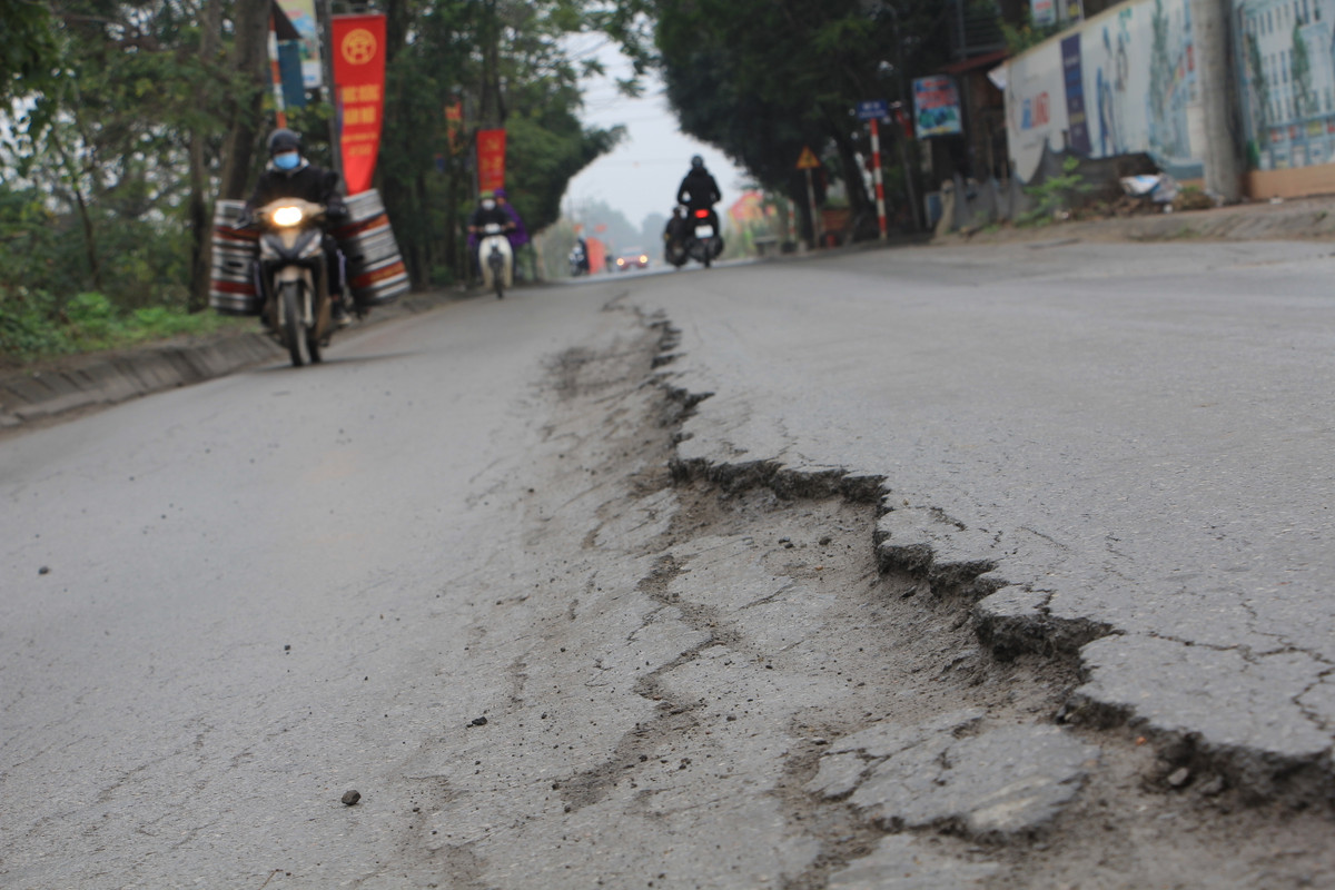  Tuyến đường giao thông Sơn Đồng - Song Phương (huyện Hoài Đức, Hà Nội) được đưa vào sử dụng từ năm 2014. Nhưng đến đầu năm 2015, trên tuyến đã xuất hiện nhiều đoạn đường xuống cấp gây sụt lún, rạn nứt. Từ đó đến nay, tuyến đường luôn trọng tình trạng sụt lún, đứt gãy, trở thành điểm đen TNGT.