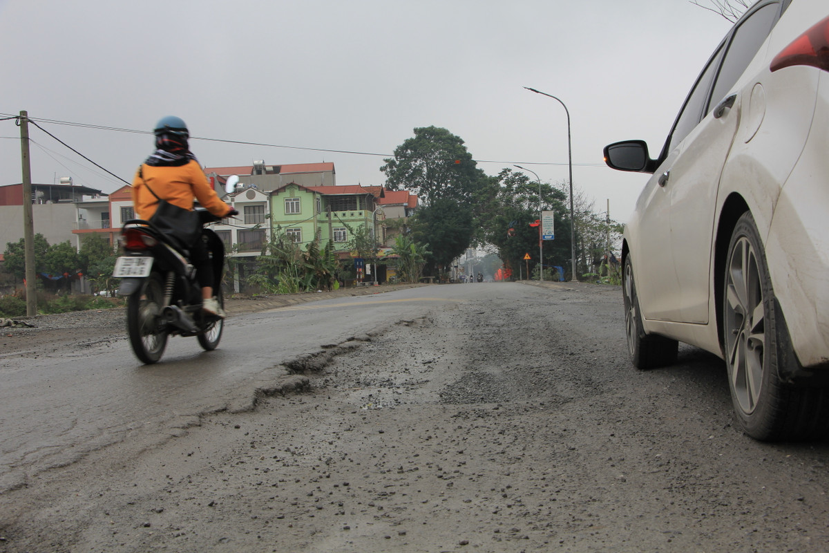 Gần đây nhất là tháng 4/2019, UBND huyện giao cho Ban Quản lý DA Đầu tư xây dựng làm chủ đầu tư cùng Công ty TNHH Thiết kế xây dựng và thương mại Đức Thịnh thi công khắc phục sự cố 100m mặt đường tại khu vực xã Sơn Đồng trong 90 ngày. Cụ thể, đào sâu 1m nền đường, thay vào đó bằng vật liệu đất, đá dăm theo đúng hồ sơ thiết kế và xây lại tường kè đá, thảm nhựa… với nguồn vốn hơn 1 tỷ đồng. Nhưng đâu là vào đó, tuyến đường vẫn xuống cấp, đứt gãy.