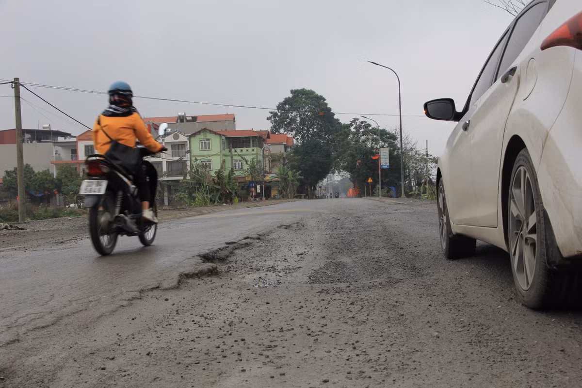 Gần đây nhất là tháng 4/2019, UBND huyện giao cho Ban Quản lý DA Đầu tư xây dựng làm chủ đầu tư cùng Công ty TNHH Thiết kế xây dựng và thương mại Đức Thịnh thi công khắc phục sự cố 100m mặt đường tại khu vực xã Sơn Đồng trong 90 ngày. Cụ thể, đào sâu 1m nền đường, thay vào đó bằng vật liệu đất, đá dăm theo đúng hồ sơ thiết kế và xây lại tường kè đá, thảm nhựa… với nguồn vốn hơn 1 tỷ đồng. Nhưng đâu là vào đó, tuyến đường vẫn xuống cấp, đứt gãy.