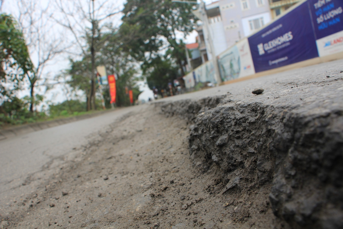 Tìm hiểu của PV Báo Tri thức và Cuộc sống, dự án đường Sơn Đồng - Song Phương được UBND huyện Hoài Đức giao cho Ban Quản lý DA Đầu tư xây dựng làm chủ đầu tư và thực hiện phương án cải tạo, sửa chữa. Chỉ từ năm 2016 đến nay đã có tới 5 lần tu sửa mặt đường. Tuy nhiên, do việc tu sửa cẩu thả, chưa xác định nguyên nhân để khắc phục dứt điểm hiện tượng lún, nứt khiến mặt đường tại một số điểm tiếp tục bị xuống cấp.