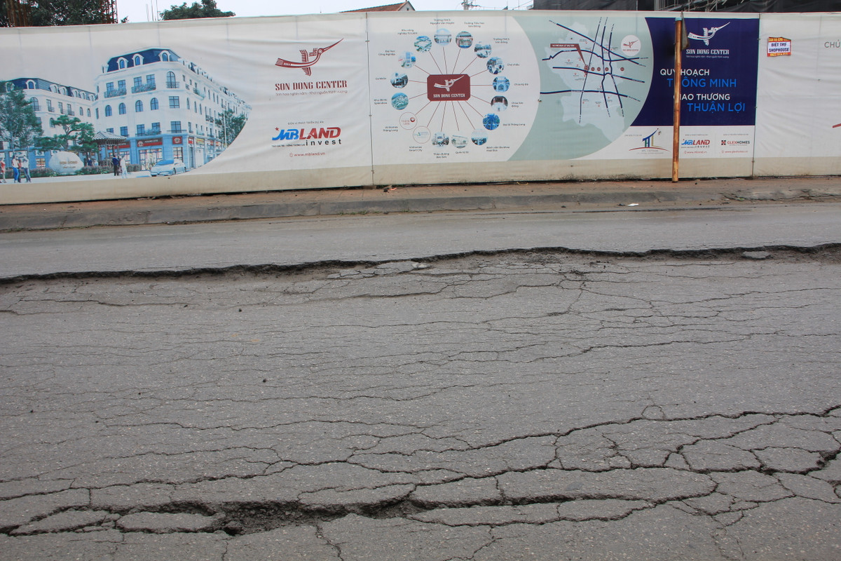Người dân địa phương phản ánh, tuyến đường có nền cốt yếu cùng với xe tải trọng lớn hoạt động phục vụ dự án Sơn Đồng Center đã khiến mặt đường bị xuống cấp.