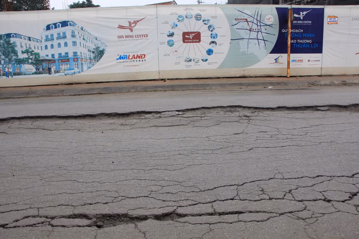Người dân địa phương phản ánh, tuyến đường có nền cốt yếu cùng với xe tải trọng lớn hoạt động phục vụ dự án Sơn Đồng Center đã khiến mặt đường bị xuống cấp.