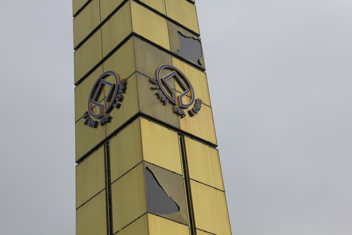 Cột đồng hồ có tổng mức đầu tư 35 tỷ đồng từng gây xôn xao dự luận về kinh phí đắt đỏ đã bong tróc khung thép, kính ép phản phản quang.