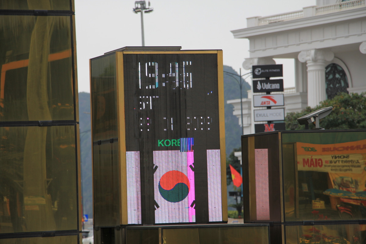 Hệ thống đèn LED, đồng hồ số cũng bị hư hỏng. Thậm chí còn báo sai giờ và không hiển thị đúng quốc kỳ của các quốc gia trên thế giới.