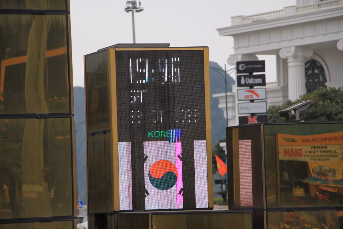 Hệ thống đèn LED, đồng hồ số cũng bị hư hỏng. Thậm chí còn báo sai giờ và không hiển thị đúng quốc kỳ của các quốc gia trên thế giới.