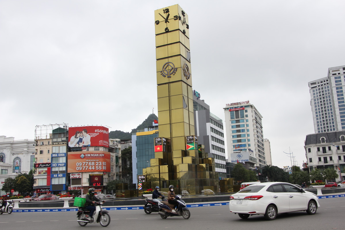 Cột đồng hồ là một công trình mang tính biểu tượng của Hạ Long, được UBND TP. Hạ Long "đập đi làm lại" mới tổng chi phí 35 tỷ đồng nhưng hiện đã xuống cấp khiến dư luận đặt ra chất lượng yếu kém của công trình và trách nhiệm của người đứng đầu thành phố Hạ Long khi để xảy ra tình trạng trên.