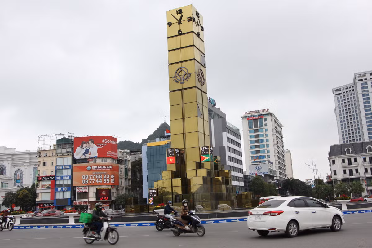 Cột đồng hồ là một công trình mang tính biểu tượng của Hạ Long, được UBND TP. Hạ Long "đập đi làm lại" mới tổng chi phí 35 tỷ đồng nhưng hiện đã xuống cấp khiến dư luận đặt ra chất lượng yếu kém của công trình và trách nhiệm của người đứng đầu thành phố Hạ Long khi để xảy ra tình trạng trên.