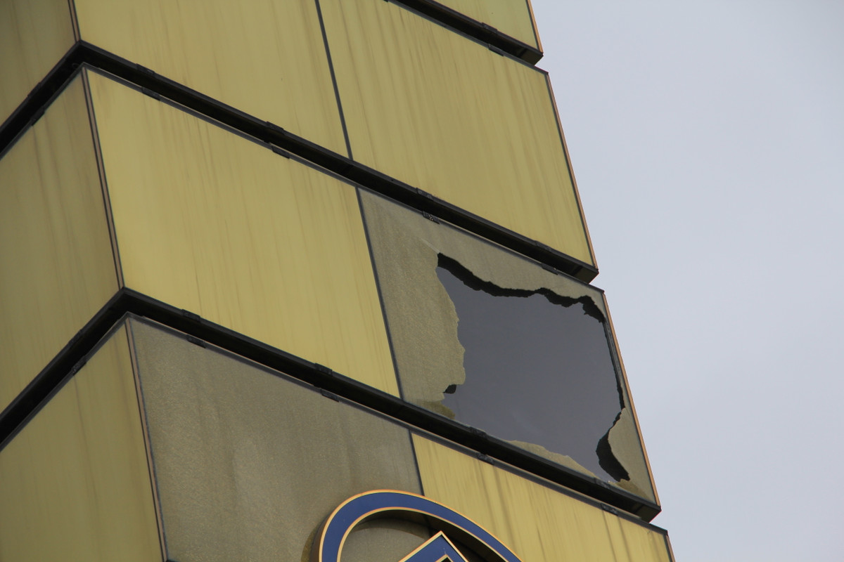 Tìm hiểu của PV Báo Tri thức và Cuộc sống, tháp cột đồng hồ bao gồm 01 tháp chính cao 07 tầng, mỗi tầng cao 4m, 24 bậc thang một tầng, mái thép phủ tấm Aluminium và máy thông gió, kết cấu khung thép, bên ngoài kính phản quang 2 lớp và 25 tháp phụ có độ cao thấp khác nhau. Nhưng hiện tại phần lớn kính của cột tháp đã bị vỡ.