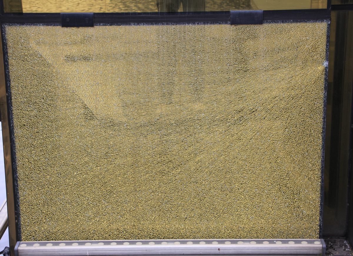 Những miếng kính của cột đồng hồ 35 tỷ đồng chờ ngày rơi rụng.