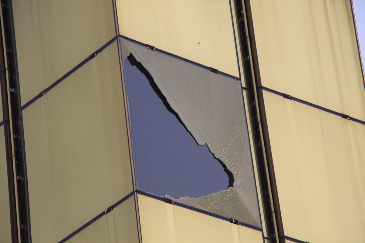 Từng mảng kính bị vỡ, trơ lớp trong gây mất mỹ quan.