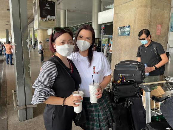 Sau hon 1 nam Chi Tai qua doi, ca si Phuong Loan ve Viet Nam-Hinh-2