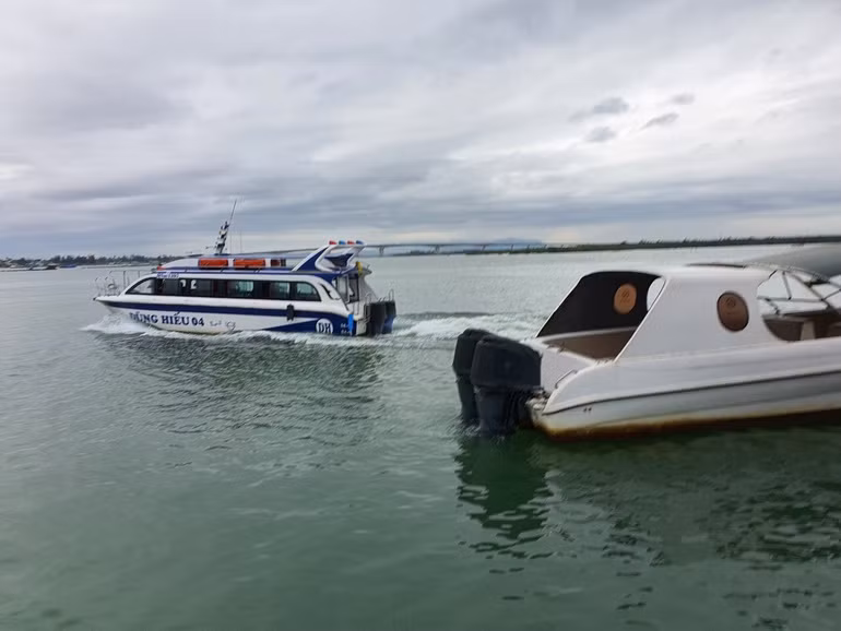 Cùng với đó, Bộ GTVT chỉ đạo Sở GTVT tỉnh Quảng Nam và các Sở GTVT địa phương kiểm tra toàn diện về việc chấp hành các quy định kinh doanh và điều kiện kinh doanh vận tải trên đường thủy nội địa.