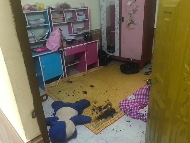 2 be gai bi cha duong phong hoa dot nha da tu vong-Hinh-2