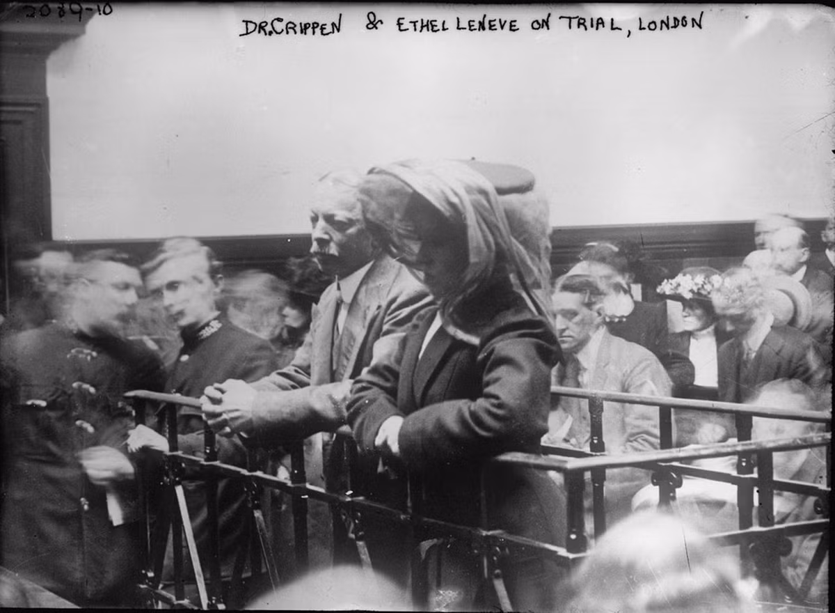 Ảnh chụp bác sĩ sát nhân Crippen và Ethel Le Neve. Cả hai đang đứng trước vành móng ngựa nghe phán quyết của tòa vì tội ác đã gây ra ở London năm 1910.