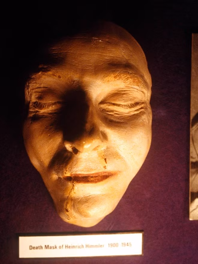 Mặt nạ chết chóc của trùm phát xít Heinrich Himmier. Y đã treo cổ tự sát tại nhà tù Newgate, London.