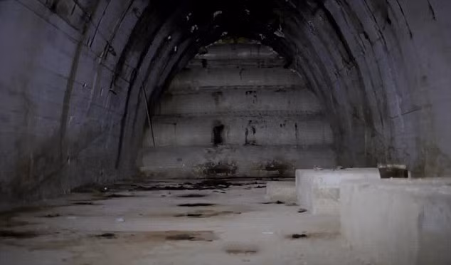 Andreas Sulzer - người dẫn đầu các cuộc khai quật trên trả lời phỏng vấn Sunday Times rằng, khu vực này "rất có thể là cơ sở sản xuất vũ khí bí mật lớn nhất của Đức quốc xã". Nó được cho là kết nối với nhà máy dưới lòng đất B8 Bergkristall - nơi máy bay phản lực chiến đấu đầu tiên trên thế giới Messerschmitt Me 262 được sản xuất. Trong khi đó, một số khác cho rằng nơi đây kết nối với trại tập trung Mauthausen-Gusen.