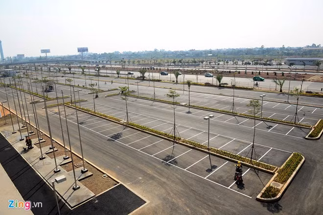 Nhà ga T2 Nội Bài (Hà Nội) được nhà thầu bàn giao cho cho đầu tư là Tổng công ty Cảng Hàng không Việt Nam vào lúc 9h sáng 20/12/2014. Hiện tại các hạng mục đã hoàn thành. Hệ thống cây xanh và bồn cỏ mới trồng nên chưa thể đẹp ngay trong thời điểm khánh thành. Trên hình ảnh là bãi đỗ xe rộng hàng nghìn mét phía trước sân bay đã kẻ ô phục vụ ô tô đưa đón hành khách. Riêng taxi phải chờ ở phía đối diện (bên kia đường Thăng Long - Nội Bài), tránh tình trạng chèo kéo, tranh giành khách.