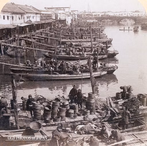 Tàu thuyền tấp nập tại chợ cá Nihonbashi ở Tokyo.