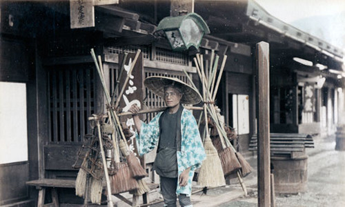 Người đàn ông bán chổi rong trên đường phố Nhật Bản với đủ các loại chổi có kích thước, hình dáng khác nhau.