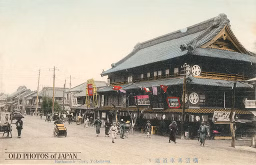 Người dân đi lại tấp nập trên con đường rộng và sạch sẽ.