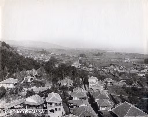 Ảnh chụp những ngôi nhà san sát nhau ở phía đông Kobe khi đứng từ phía núi Suwa.