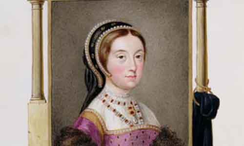 Hoàng hậu Catherine Howard được miêu tả là người phụ nữ có thân hình mảnh dẻ, duyên dáng, sở hữu làn da trắng. Đặc biệt, vị hoàng hậu thứ 5 này vô cùng trẻ tuổi và trở thành điểm cuốn hút lớn đối với nhà vua.