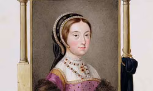 Hoàng hậu Catherine Howard được miêu tả là người phụ nữ có thân hình mảnh dẻ, duyên dáng, sở hữu làn da trắng. Đặc biệt, vị hoàng hậu thứ 5 này vô cùng trẻ tuổi và trở thành điểm cuốn hút lớn đối với nhà vua.