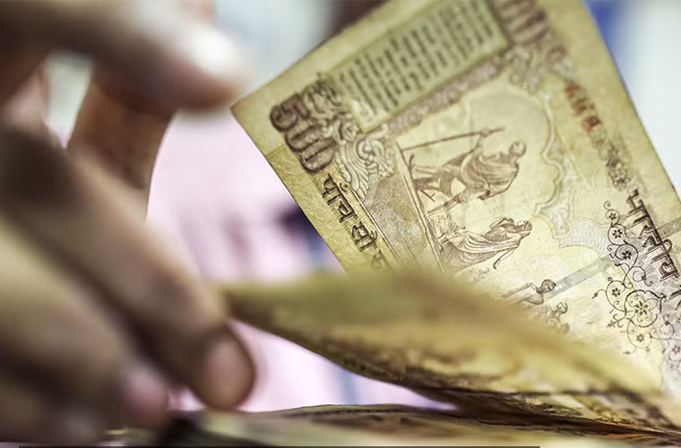 Việc đưa đồng rupee của Ấn Độ ra khỏi lãnh thổ nước này là phạm pháp.