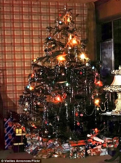 Những hộp quà được xếp kín dưới gốc cây Giáng sinh năm 1950. Ánh đèn trang trí lung linh sắc màu khiến không khí Giáng sinh trở nên tưng bừng, náo nhiệt hơn.