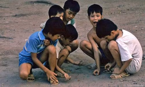 Vào những năm 1990, trẻ em thường chơi những trò chơi dân gian như chơi đánh bi.