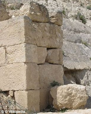 Theo các chuyên gia, Herod Đại đế đã quyết định biến khu phức hợp trên ngọn đồi thành khu đất tưởng niệm và tượng đài hoàng gia.