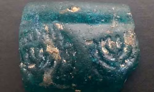 phat hien vong tay thuy tinh tinh xao co hinh anh