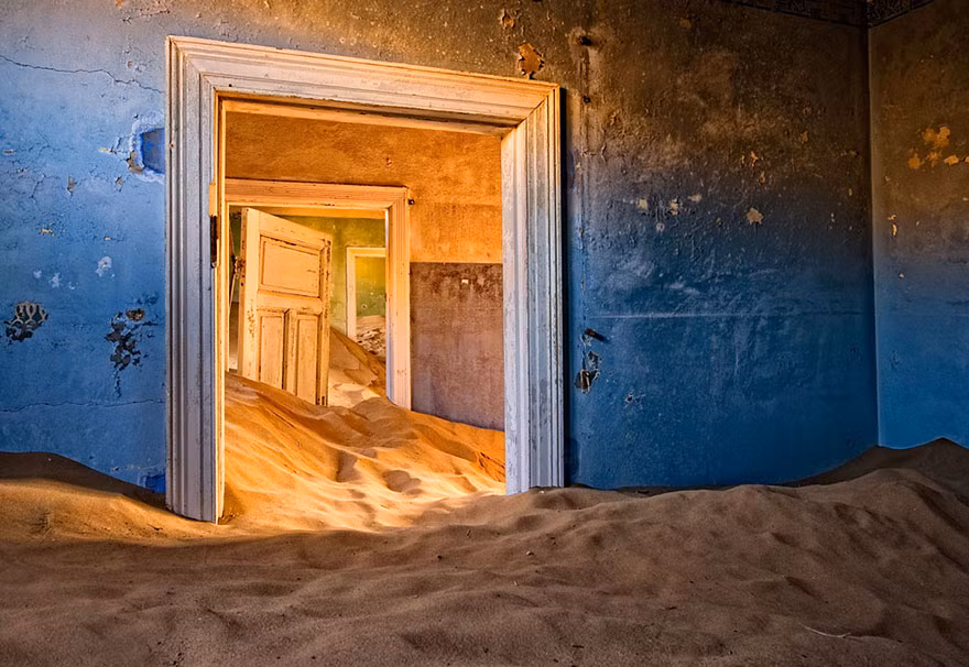 Trong những năm 1990, thị trấn Kolmanskop, Namibia từng rất phát triển sau khi người Đức phát hiện nơi đây chứa trữ lượng lớn kim cương. Tuy nhiên, sau Chiến tranh thế giới 1, nguồn kim cương dần cạn kiệt. Đến năm 1954, nơi đây trở nên hoang tàn, không một bóng người.