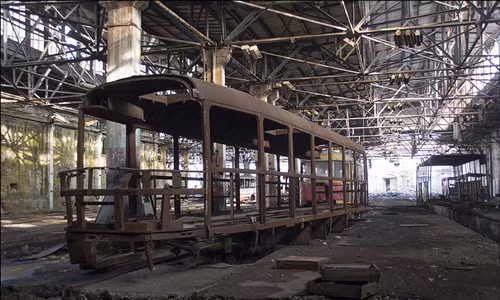 Trong đó, một số phương tiện chỉ còn trơ khung sắt.