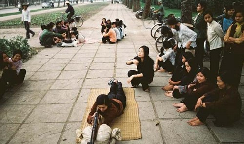 Tập bắn súng trên vỉa hè Hà Nội.