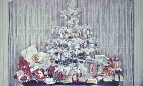 Cây Giáng sinh giả được trang hoàng lộng lẫy năm 1960.