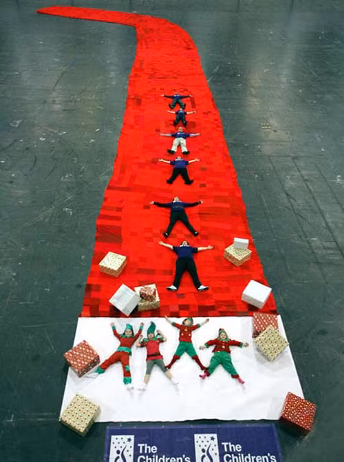 Chiếc tất Giáng sinh lớn nhất thế giới có kích thước chiều dài lên tới 32,5m, rộng 14,97m. 