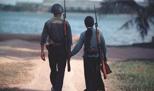 Ảnh chụp nữ du kích miền Bắc Việt Nam cùng đồng đội vác súng trên vai là một trong số những tác phẩm gây ấn tượng mạnh mẽ của phó nháy Billhardt.