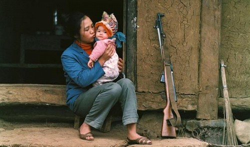 Phút bình yên, hạnh phúc của nữ chiến sĩ bên con thơ.