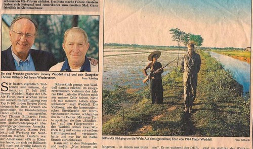 Trong khoảng thời gian từ năm 1962 - 1985, nhiếp ảnh gia Billhardt đã đến miền Bắc Việt Nam 12 lần và chụp được nhiều bức ảnh giá trị. Trong ảnh là bức ảnh "o du kích nhỏ" thứ 2 của ông Billhardt chụp nữ chiến sĩ miền Bắc Việt Nam giương cao súng trước một tù binh Mỹ có tên Dewey Waddell bị bắt năm 1967. Bức ảnh xuất hiện trong một bài báo Đức kể về câu chuyện có liên quan đến tác phẩm ấn tượng này.