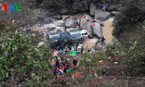 Chiếc xe chở cam lao xuống vực sâu hàng chục mét.